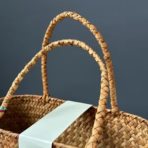 Détail de panier tissé en jonc de mer naturel fait main, belle poignée cadeau.