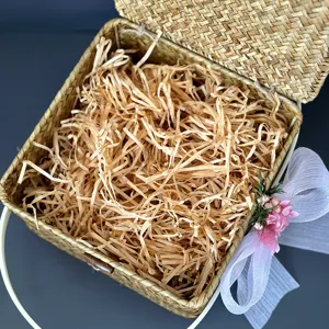 Coffret cadeau de mariage en paille tressée à la main avec couvercle et ruban pour demoiselle.