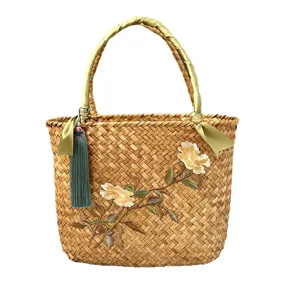 Sac a main tisse en herbe de mer avec broderie florale, poignee ruban vert et joli pompon chic.