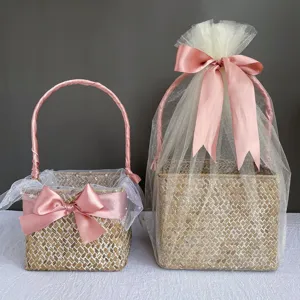 Cestas de regalo tejidas con cintas rosas para bodas y envoltorios