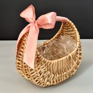 Handgeflochtener Weidenkorb mit rosa Satinschleife und wasserfester Auskleidung