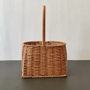 Detail van de rotan mand met nabije textuur, stevig handvat en netjes vlechtwerk.