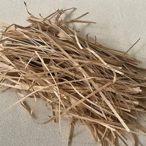 Dettaglio macro di carta kraft marrone naturale triturata per riempimento di regali