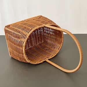 Detailopname van bruin geweven rattan mandhandvat, met fijne textuur en duurzaam ontwerp.