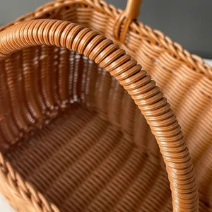 Primer plano detallado del asa y textura de la cesta de almacenamiento de rattan marron