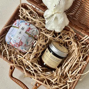 Carta tagliata in rafia naturale per riempimento cesti regalo con candela profumata