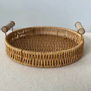 Dettaglio vassoio portaoggetti rotondo intrecciato a mano, cestino pane rattan imitazione.