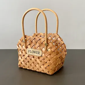 Detailaufnahme eines handgefertigten geflochtenen Holzkörbchens mit FLOWER-Etikett