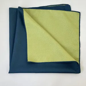 Dettaglio del tessuto decorativo reversibile blu scuro e verde lime per confezioni
