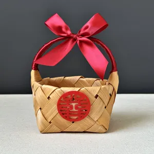 Handgemaakt houten geweven huwelijk geschenk mand en opbergmand met rode strik decoratie.