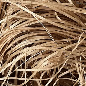 Primo piano di carta raffia tritata marrone naturale per il riempimento di scatole.