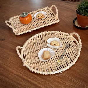Handgemaakt opbergplateau van natuurlijk rattan met fijne vlechtstructuur en dubbele handgrepen.