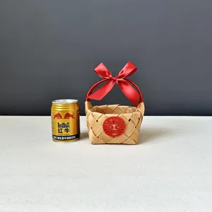 Handgemaakte houten geweven geschenkmand met rode strik voor huwelijksbedankjes en opbergen.