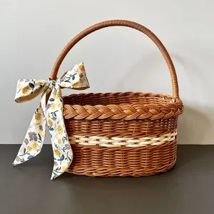 Cesta de almacenamiento de mimbre con lazo, cesta de picnic y fruta de ratán.