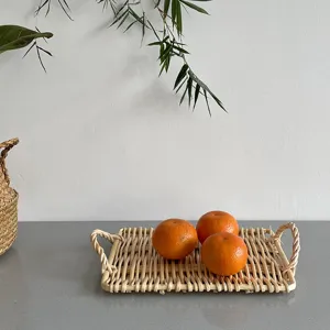 Handgemaakt rotan dienblad met handvatten, decoratieve rieten mand voor fruitopslag.