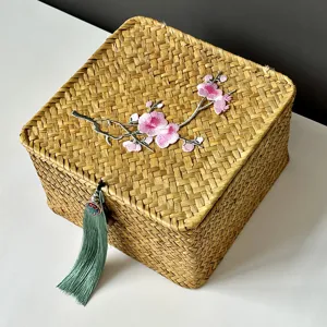 Handgewebte Weide Aufbewahrungsbox Mit Deckel Bestickte Blumen Strohkorb Retro Quadratischer Desktop-Organizer Gewebte Geschenkbox