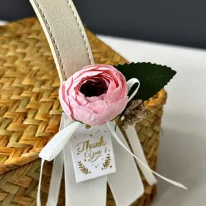 Gros plan d'une fleur rose artificielle et d'une étiquette Thank You sur panier