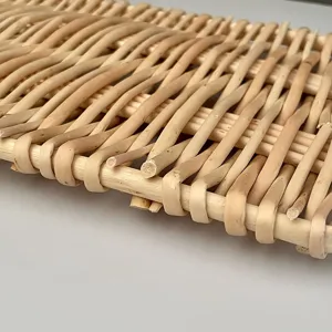 Handgemaakte rattan vlechtwerk dienblad detail close up natuurlijke materiaal textuur.