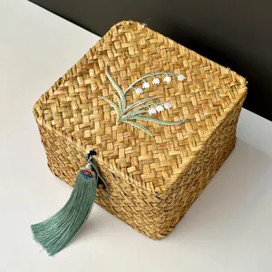 Handgewebte Aufbewahrungsbox aus Rattan mit Maiglöckchen-Stickerei und eleganter Quaste.