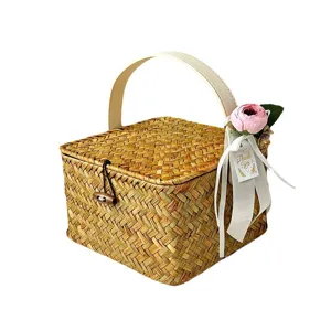 Panier-cadeau carré en rotin tressé à la main avec couvercle, poignée et décoration.