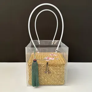 Handgefertigter bestickter Rattan-Korb in transparenter Geschenk-Tragetasche