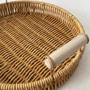 Vassoio rotondo in rattan con manici in legno, cesto decorativo intrecciato per la scrivania.
