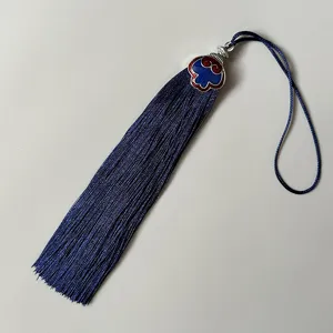 Dettaglio di una nappa decorativa blu scuro con elegante cappuccio in smalto cloisonné.