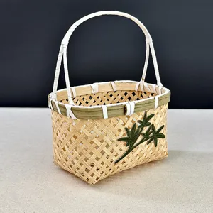 Vue détaillée d'un panier en bambou artisanal avec applique de feuilles et anse solide