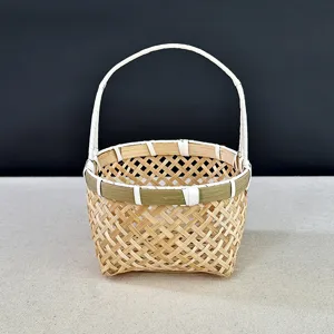 Vue détaillée d'un panier en bambou tressé à la main avec des motifs en treillis fins
