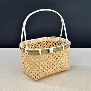 Vue détaillée d'un petit panier en bambou tressé à la main avec une poignée blanche solide.