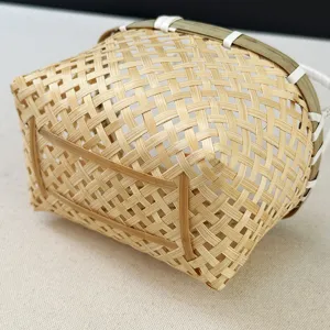 Vue détaillée d'un mini panier en bambou tissé à la main avec un motif complexe.