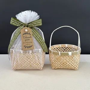 Détail d'un mini panier en bambou tressé à la main avec sac en maille et ruban vert élégant