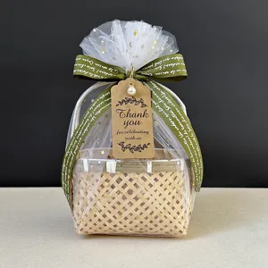 Détail d'un panier cadeau en bambou fait main avec voile et étiquette merci
