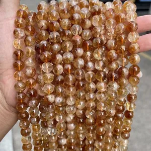 Vista macro dettagliata di perle di cristallo di citrino dorato naturale da 8mm di alta qualità