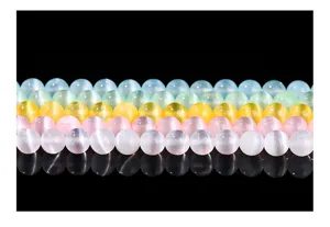 Vista dettagliata di perline di selenite colorate con effetto occhio di gatto