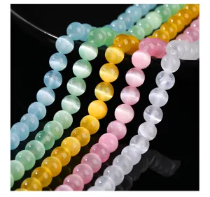 Primo piano di perle colorate in gesso occhio di gatto con effetto chatoyancy per gioielli
