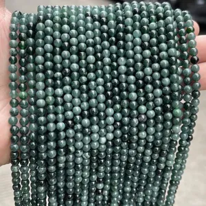 Gros plan détaillé de perles de jadéite du Guatemala vert foncé de 4 mm pour bijoux.