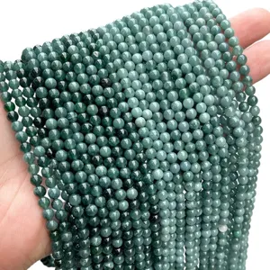 Vue détaillée de perles de jadéite verte naturelle de 4 mm pour la création de bijoux.