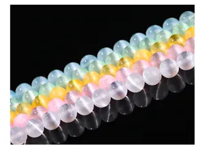 Primo piano di perline di gesso colorate occhio di gatto con riflesso per gioielli fai da te