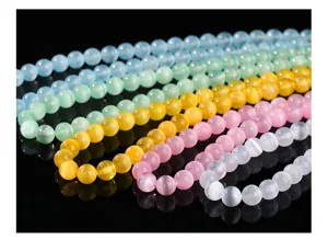 Vista dettagliata di perle colorate in pietra di gesso con forte effetto occhio di gatto DIY