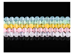 Dettaglio macro di perline colorate in gesso occhio di gatto per creazioni fai da te