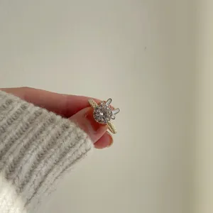 Squisito anello color oro con cristallo scintillante e design unico con corna di cervo