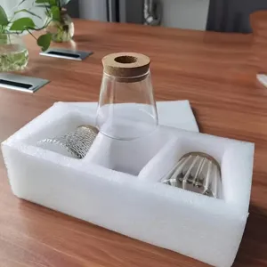 Vases volcan en verre hydroponique avec bouchons de liège dans un emballage mousse