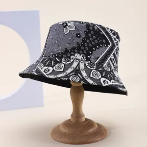 Detailansicht des stilvollen schwarz-grauen Paisley-Druck Fischerhuts für sonnige Tage.