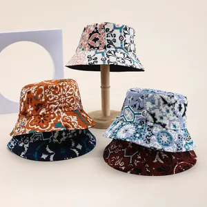 Modischer Wendebackenhut mit Vintage Patchwork Print für Damen. Idealer Freizeitsenhut.