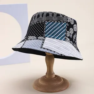 Detailansicht des Patchwork-Fischerhuts mit einzigartigen Blumen- und geometrischen Mustern.