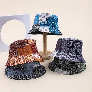 Detailansicht modischer, wendbarer Patchwork-Bucket-Hats mit bunten ethnischen Print-Mustern.