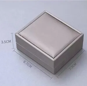Grijze sieraden geschenkdoos met afmetingen 8,7cm x 7,3cm x 3,5cm getoond in detailweergave