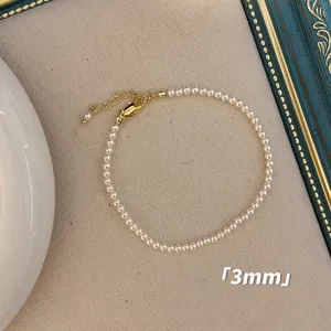 Minimalistisches 3mm Perlenarmband in Weiß mit verstellbarem goldenem Karabinerverschluss
