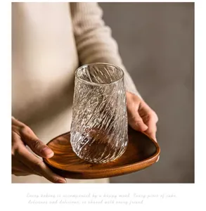 Bicchiere di vetro con design ghiacciaio, resistente al calore, ideale per caffè freddo.